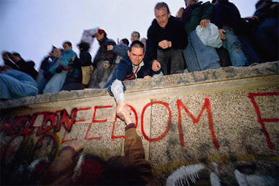 http://2.bp.blogspot.com/_2k22z8vH128/SvhLZvBZO0I/AAAAAAAAHDs/FRf_eY9Dy70/s1600-h/Berlin+Wall+Freedom.jpg