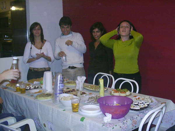 mesa con toda la comida mesa con toda la comida