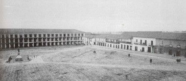 Bogotá: Plaza de la Constitución (costado occidental) con la 