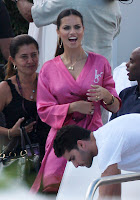 Victoria's Secret models in sexy bikinis