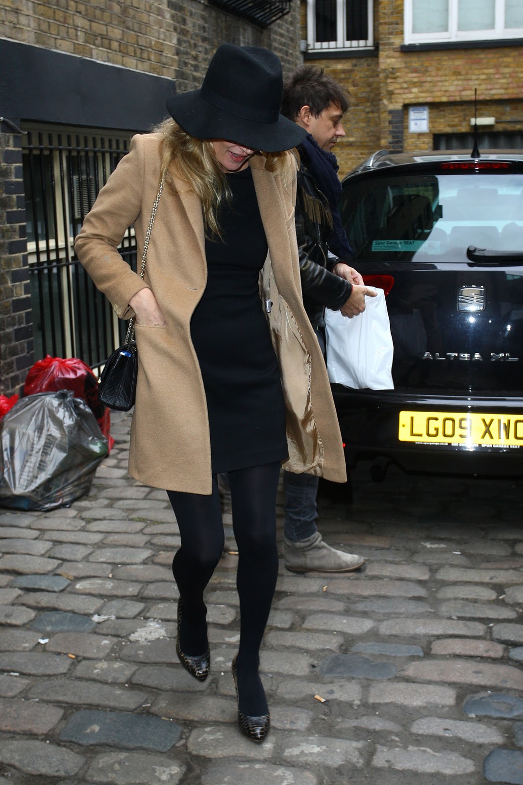 09328_Kate_Moss_visiting_a_ewellery_shop_in_London_England_February_2_2011_003_122_65lo.jpg?width=270