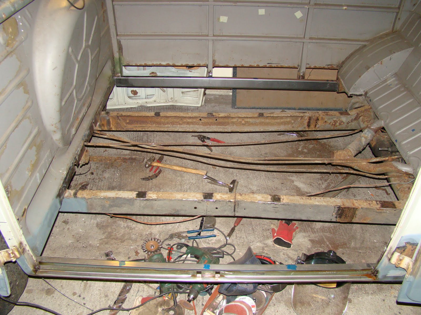 [Cargo+floor+structure+removed.JPG]