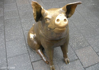 meet horatio... given what's going on in the world currently it seemed both appropriate and slightly tasteless to post a shot of one of the mall's little piggies