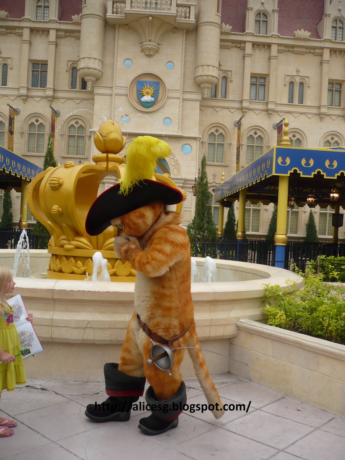 AlicesgSingaporemyhome My World Tuesday Universal Studio Singapore Taking photos with Puss