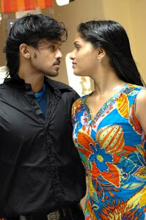 nakul,sunaina Kadhalil Vizhunthen Wallpapers090509