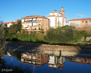 Puente de Órbigo.Reflejo de la Iglesia de Santa María sobre el río