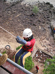 Abseiling di Tebing Tinggi..