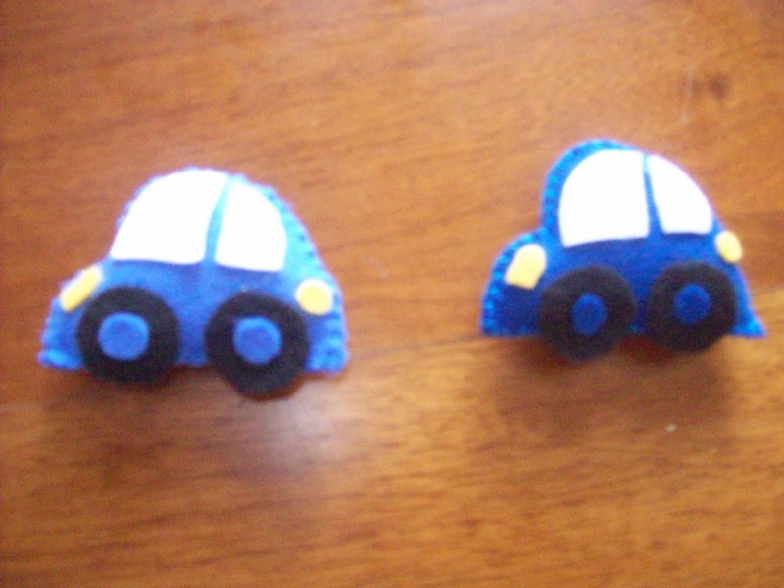 Carrinho imã de geladeira feito de feltro para lembrancinhas do Pedro Carrinho imã de geladeira feito de feltro para lembrancinhas do Pedro