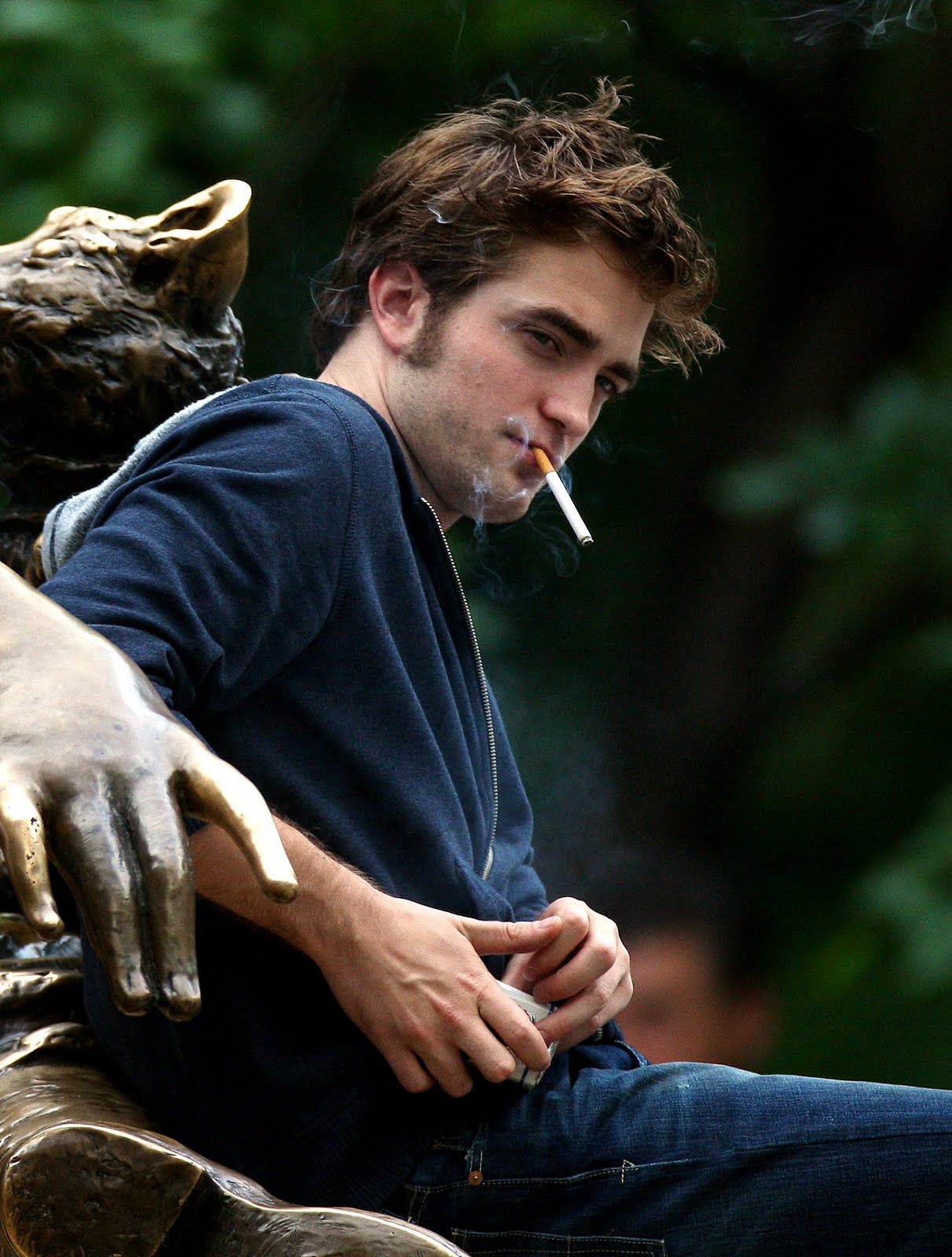 http://2.bp.blogspot.com/_3fYdlyL9PrY/S6ykdO8LgOI/AAAAAAAABkM/yNG3d1lEUQk/s1600/tyler-smoking_5.jpg