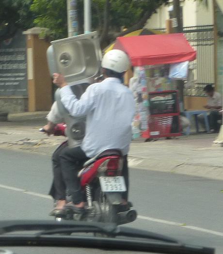 How do you cross the street in Vietnam