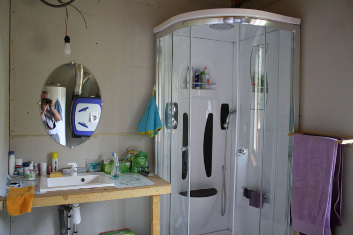 La pose des sanitaires dans la salle de bains juillet 2010