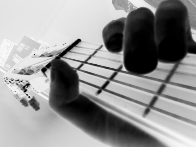 A viola maltratada, pelos dedos violada