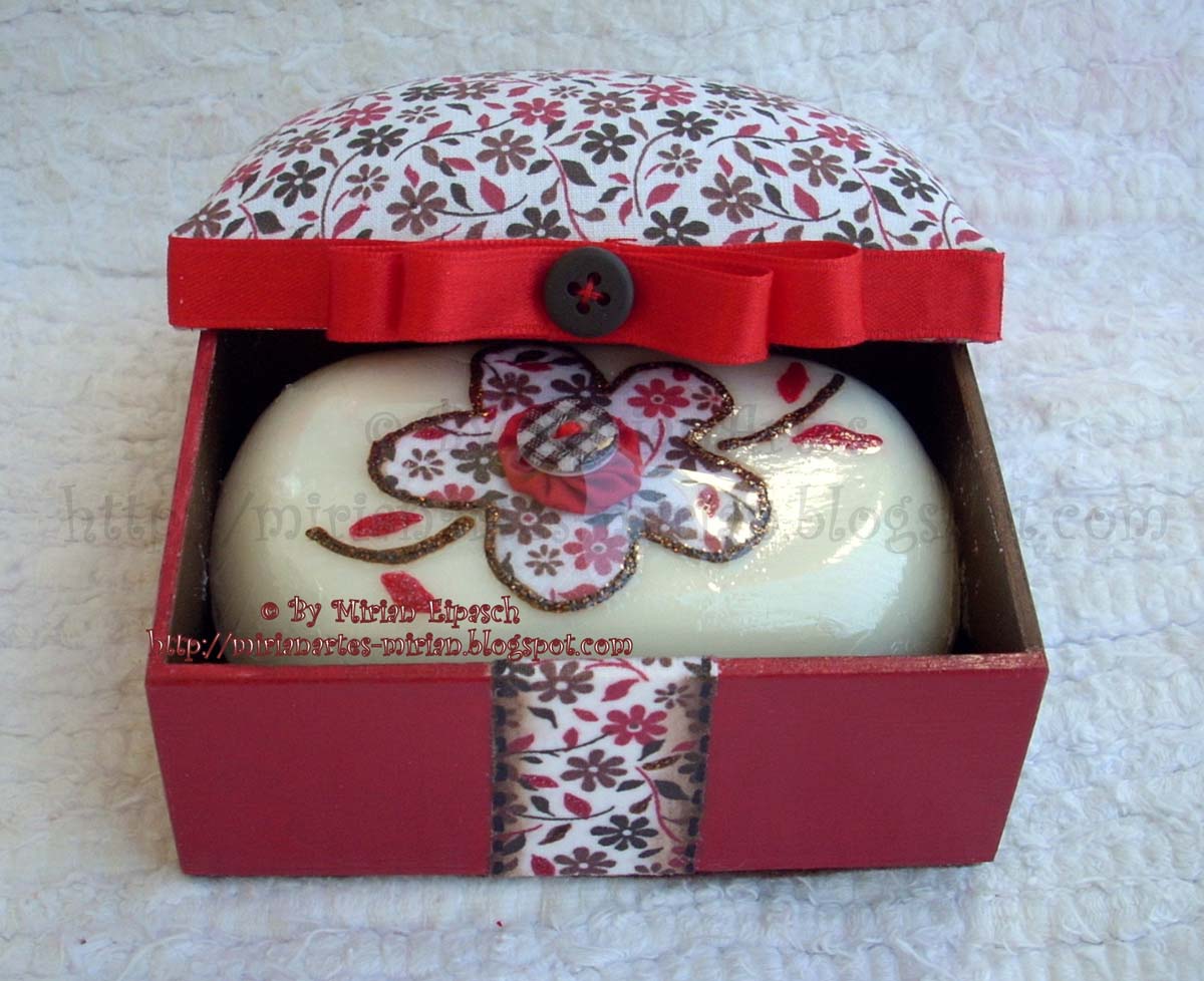 Artes da Mirian Caixa para em decoupage Italiana com tecido