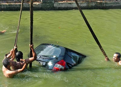 Goyangan on Sumber Http Ruanghati Com 2010 11 25 Mobil Nyemplung Ke Sungai