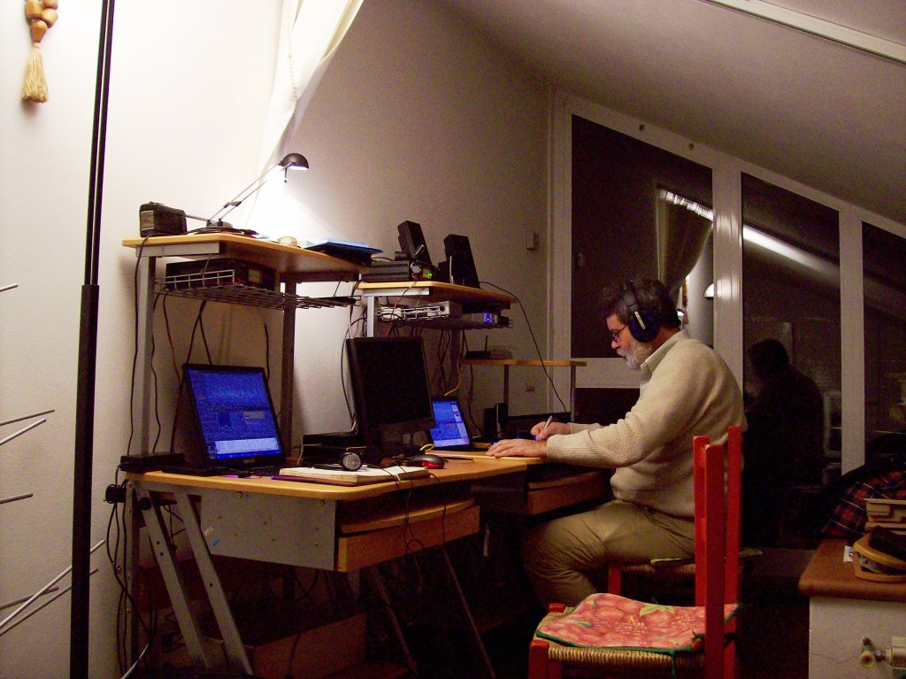 [Giampi+al+desk+web.JPG]