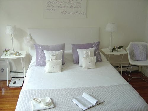 Con encanto . . .: Dormitorio en blanco y lila
