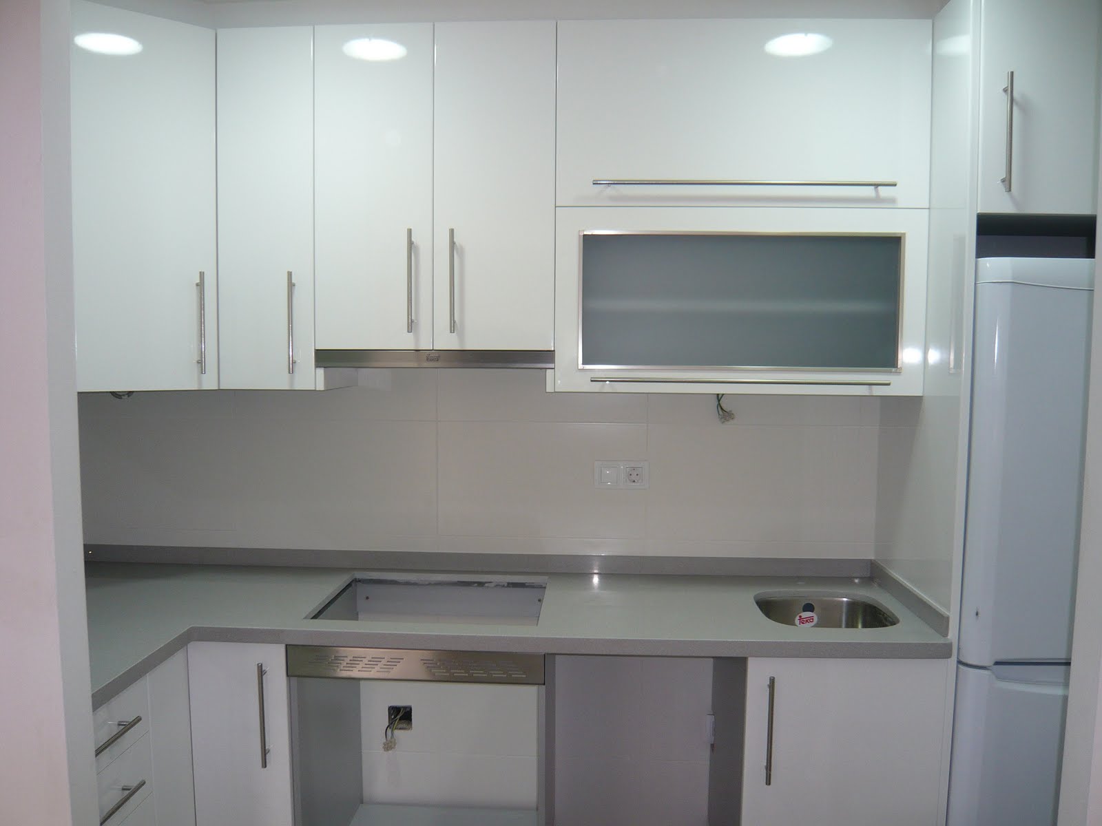 REUSCUINA Cocina en formica blanca REUSCUINA Cocina en formica blanca