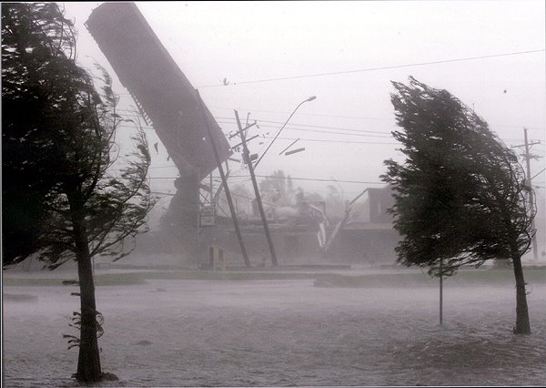 HURACANES Y SUS CONSECUENCIAS huracanes y sus consecuencias: