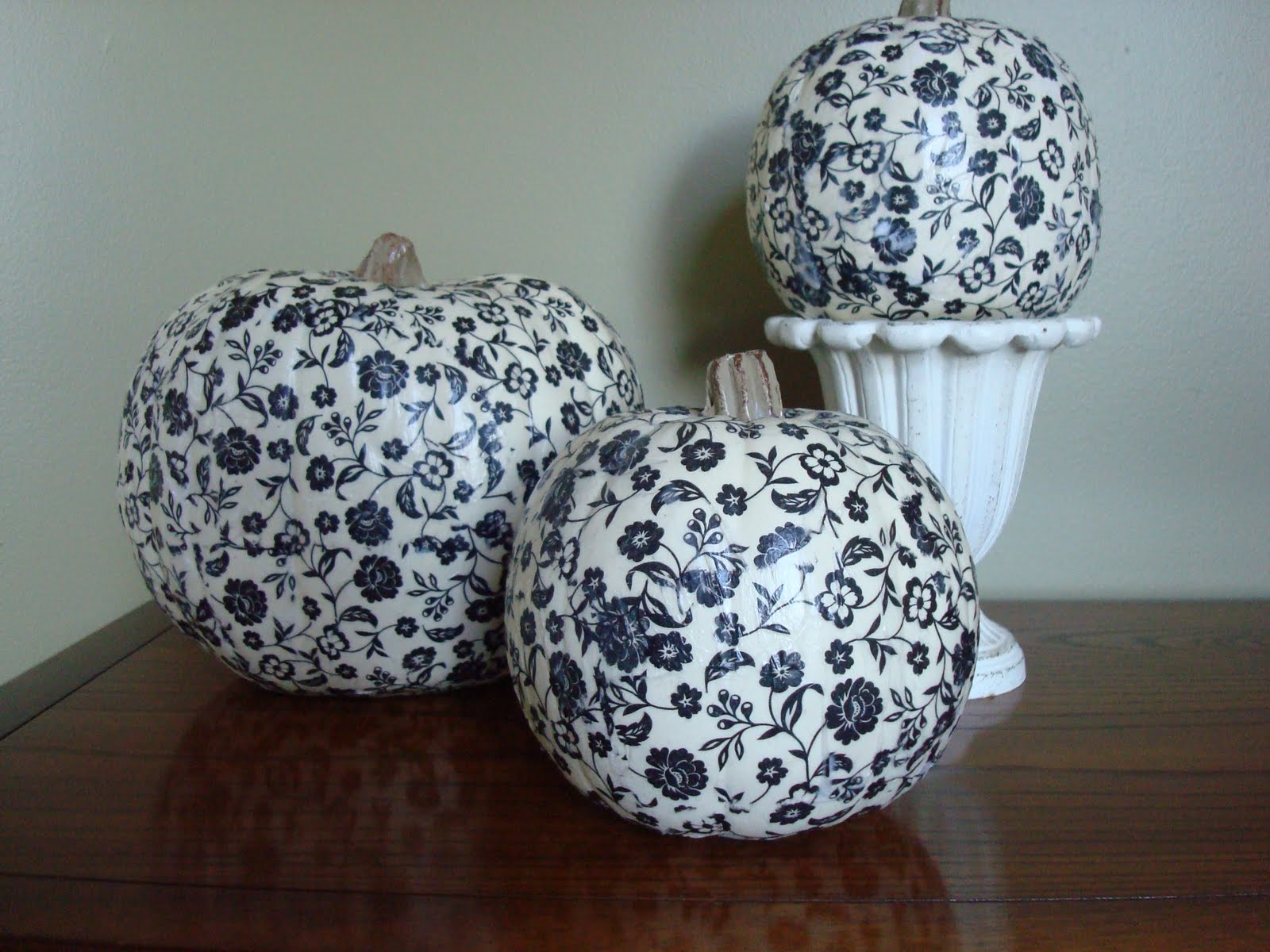 Closet Crafter Black and White Pumpkins
