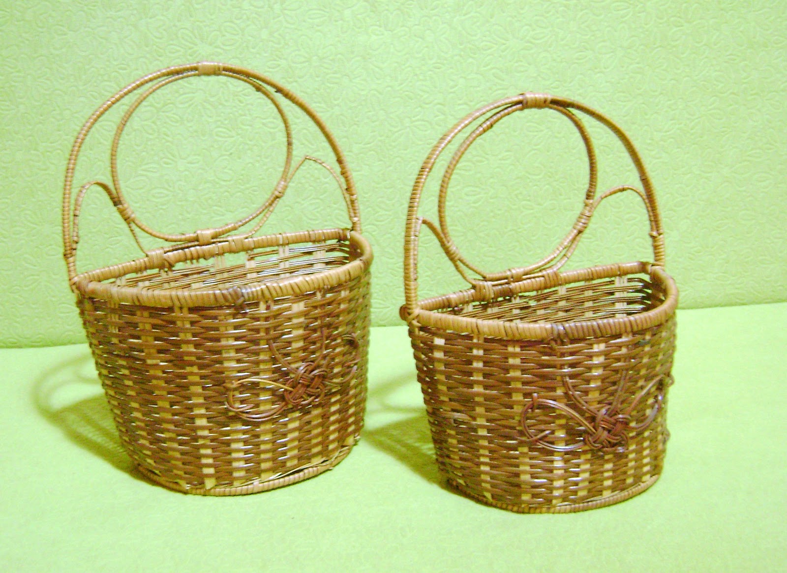 Turkiyede Garage Sale Ikinci El Vintage Giyim Ayakkabi Kiyafet Hasir Sepetler Ekmek Meyve Dekorasyon