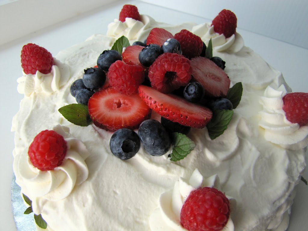 Zucchero Dolce sweet sugar Berries & Cream Cake