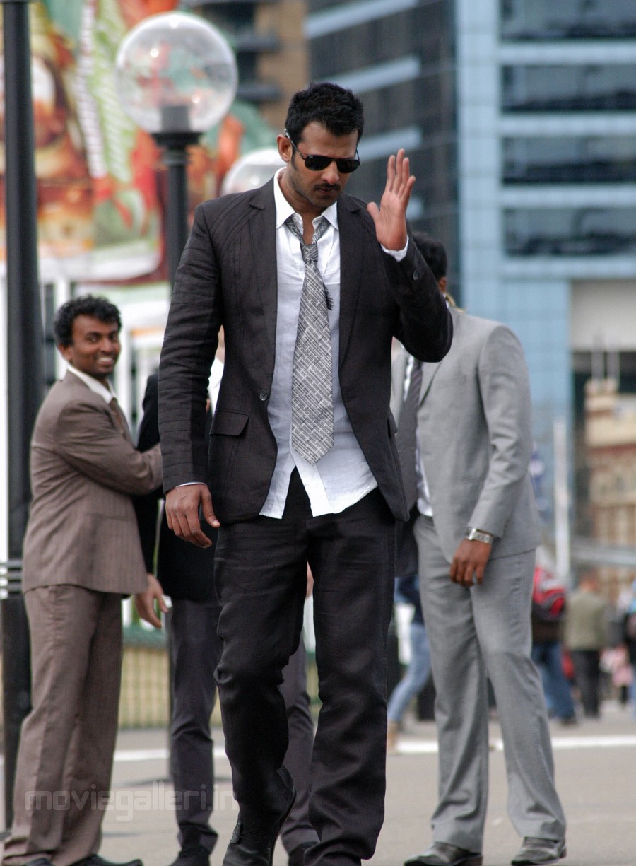 http://2.bp.blogspot.com/_4K58kVmTLqw/TUjYie-KlkI/AAAAAAAAGs4/sgrvrzN8K8E/s1600/prabhas_mr_perfect_images_stills_photos_wallpapers_01.jpg