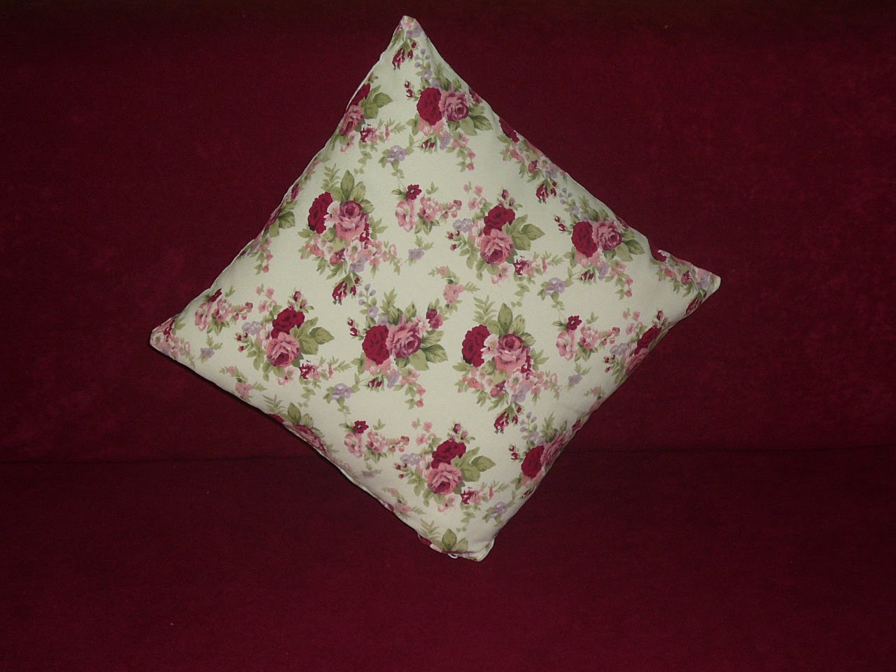 Teratak Emas Sarung Bantal English Pattern