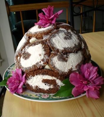 Monster Sweet Tooth: Daring Bakers July 2010: Swiss Roll Ice Cream Cake