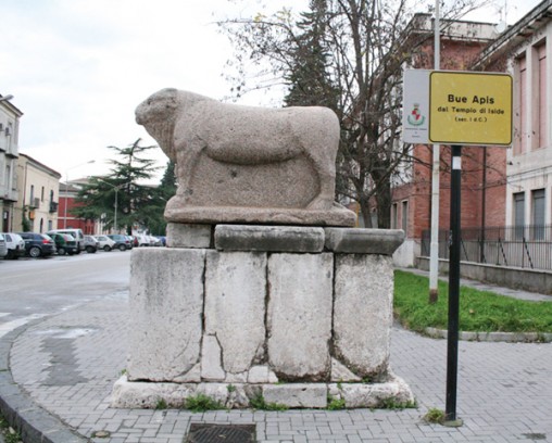 [statua+bue_apis-508x408.jpg]