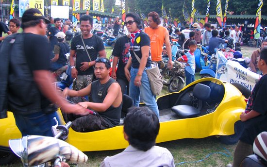 [BS+yellow+submarine+Ubud+Scooter+Rally+2008.jpg]