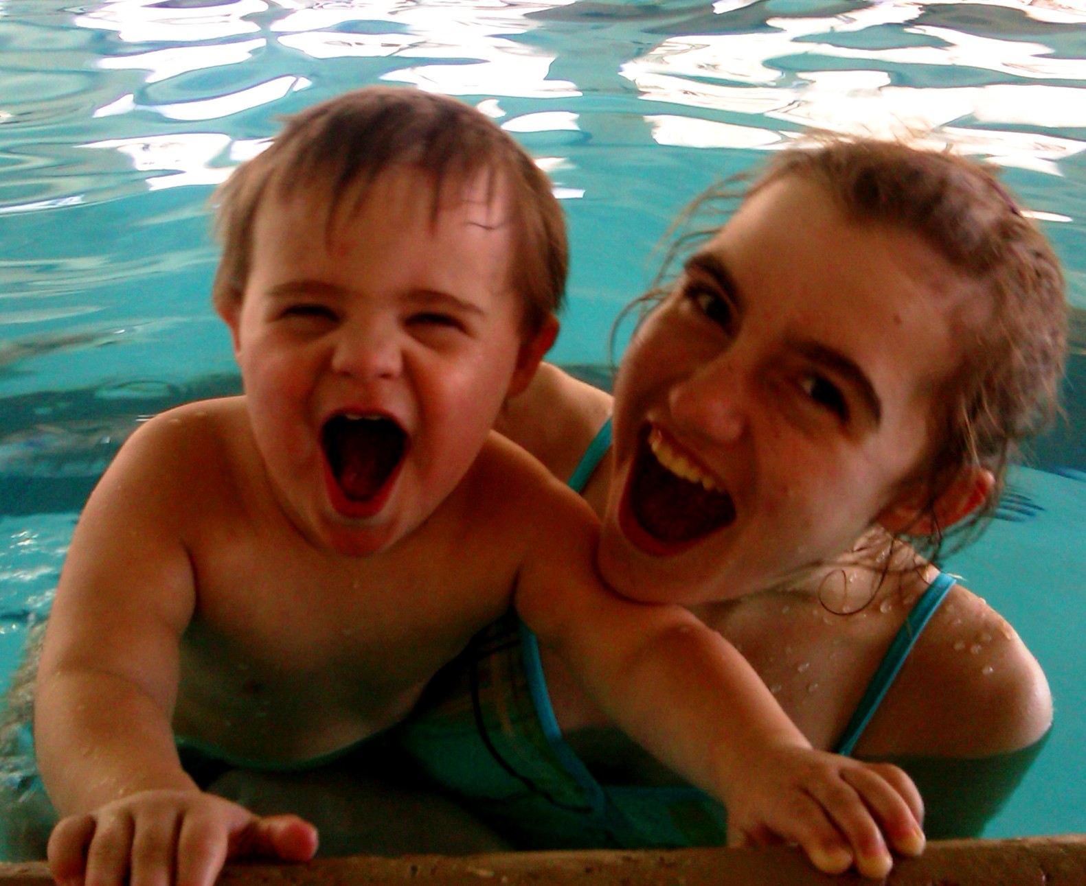 [nate+and+hannah+in+the+pool+laughing.jpg]