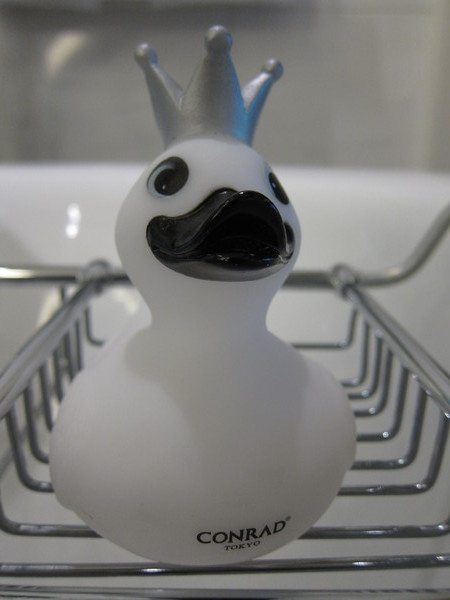 Camera Passport 汐留 コンラッド東京 Conrad Tokyo のアメニティ コンラッド ベア クマ キングダック アヒル