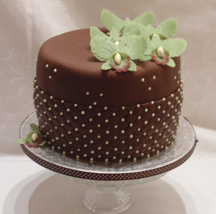 Sjokoladekake med grønne orkideer.