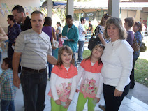 Prof: Silmara com marido e filhas
