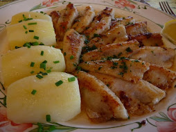 Filets de perche meunière. Potatoes