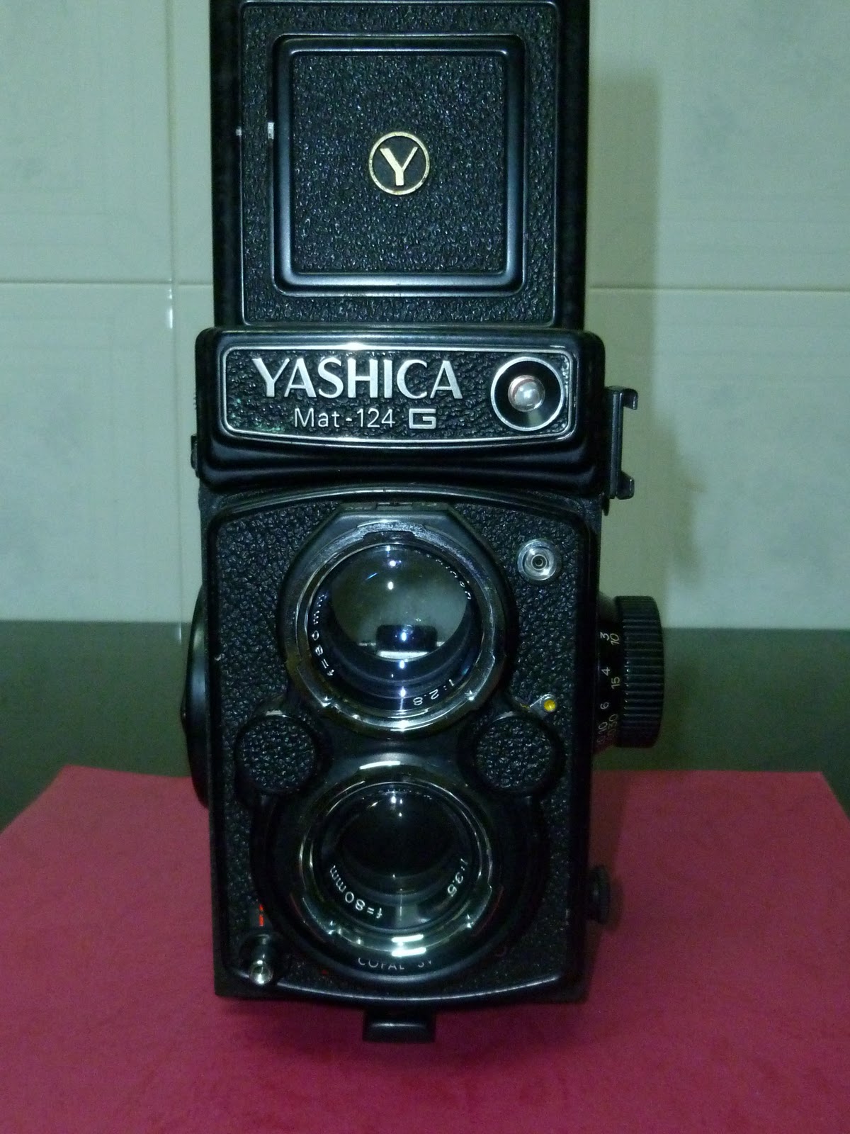 COLLECTIBLE CURIO Vintage Yashica MAT 124G Medium Format TLR Camera
