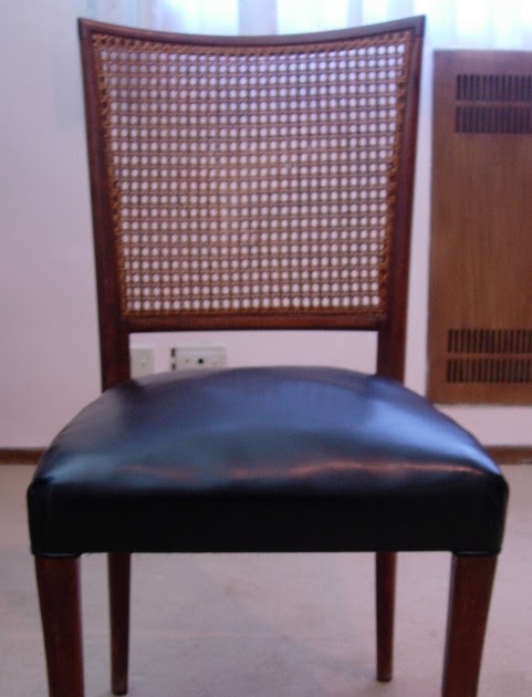 Tienda de Garage: Lote de 5 sillas con esterilla, tapizadas en cuero.