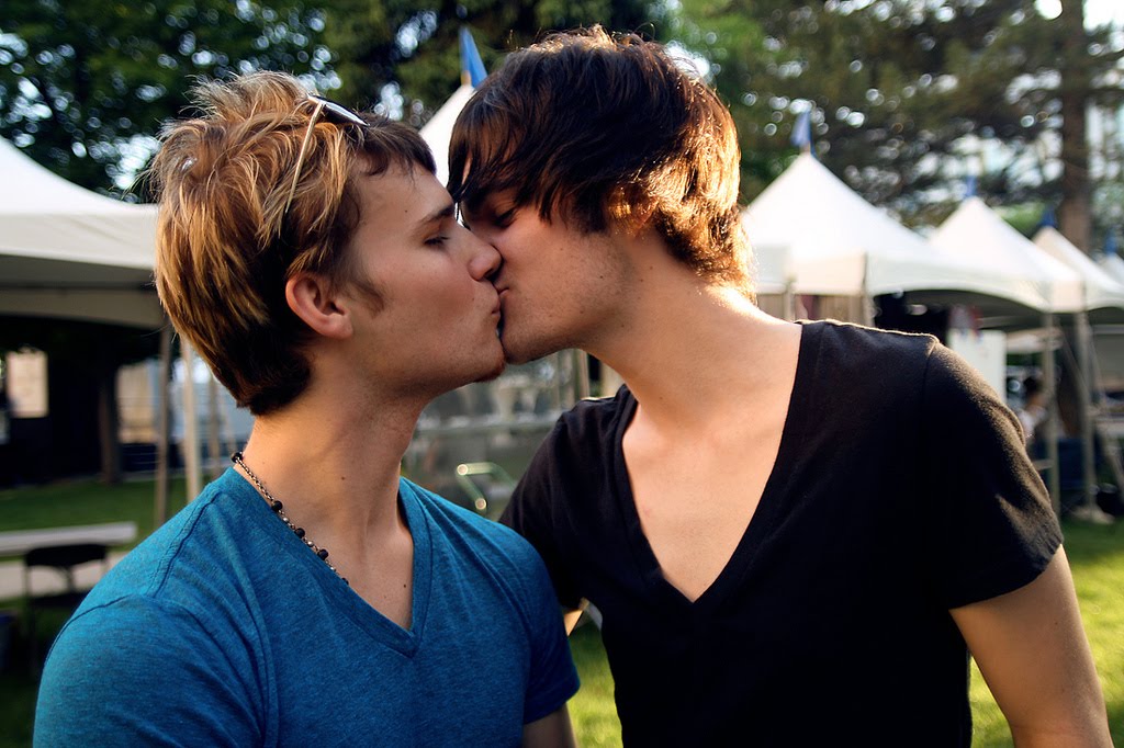 Juicy gay kiss.