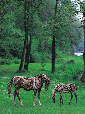 Heather Jansch (sculpture en bois flotté) Mare+&+Foal.+green+grass