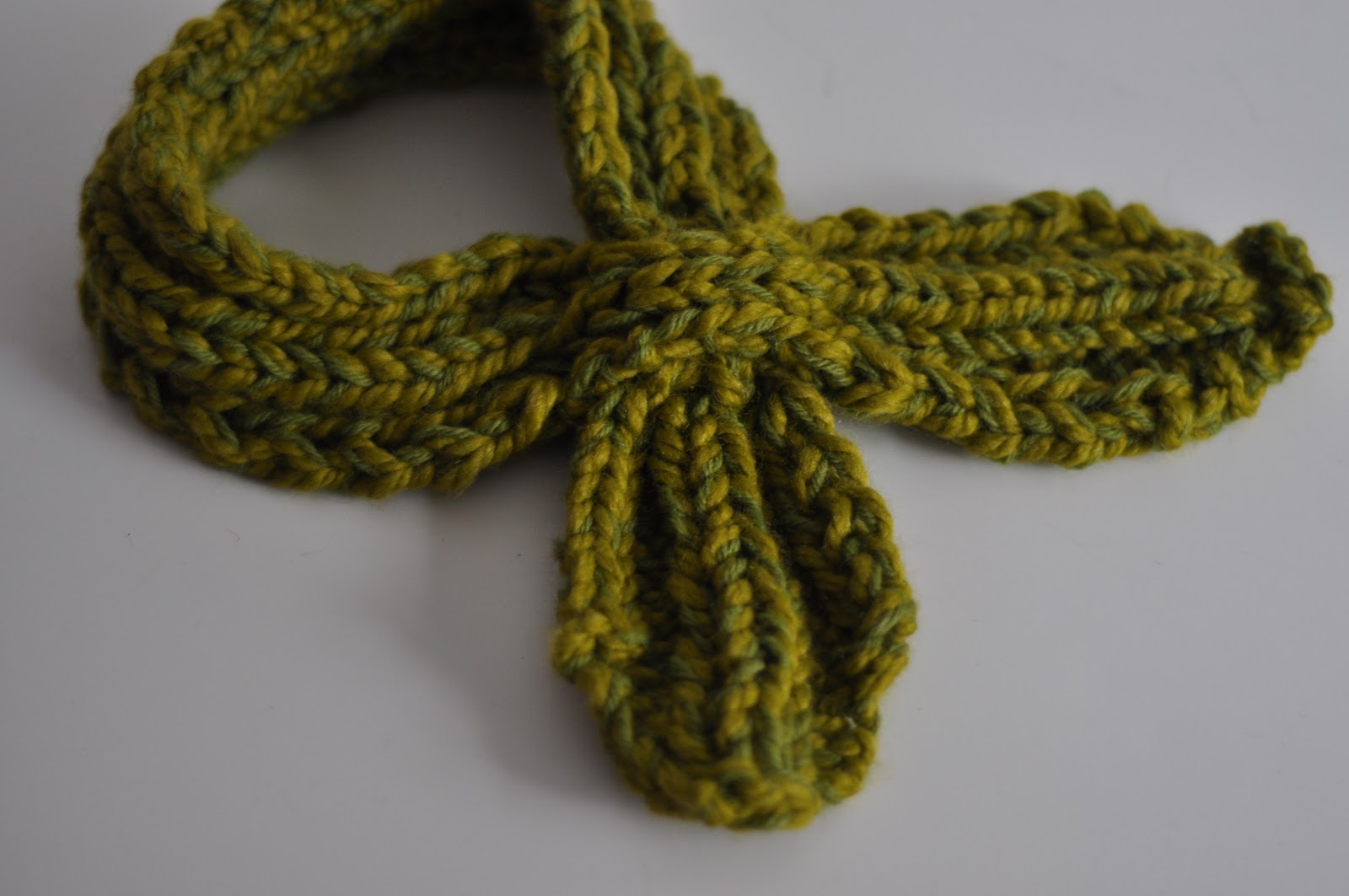 Aesthetic Nest: Knitting: Looped Scarflette for Me (Pattern Giveaway--Closed)