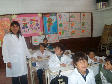 Docente y alumnos de la Esc Dr Ramón Carrillo