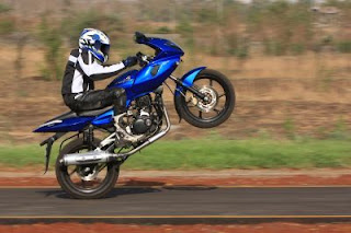 Bajaj+pulsar+220+stunts