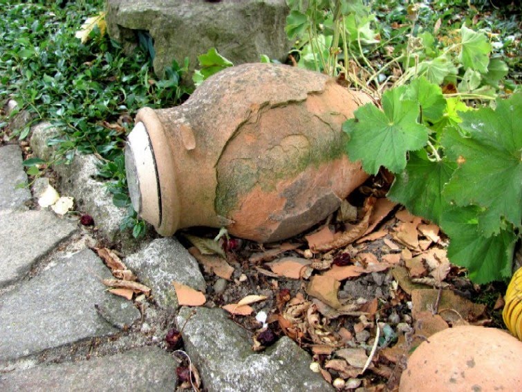 Gartenarbeit Ideen Amphoren als Dekorationselement für