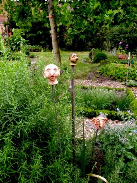 Gartenarbeit Ideen Besondere Dekostecker / Rosenkugeln