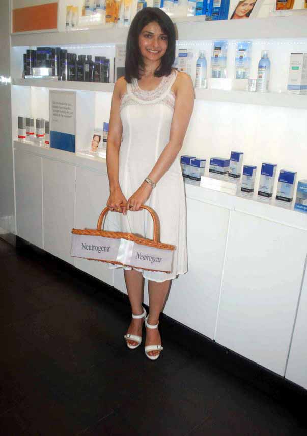 Actress-Prachi-Desai-Stills-in-white-123bolly-com-5.jpg (603×854)
