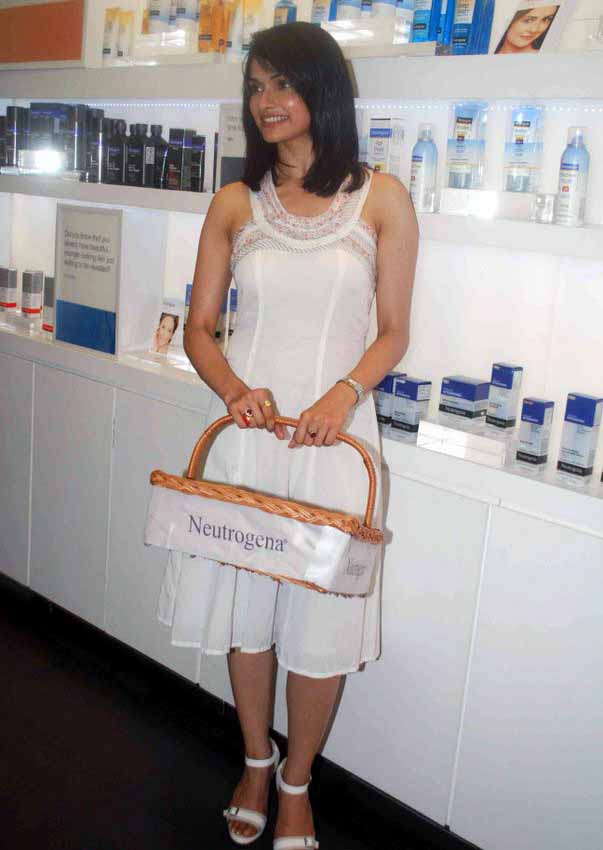 Prachi Desai Actress hot photos in white dress sexy stills