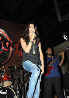 Actress Shruti Hassan performance at Hard Rock Cafe