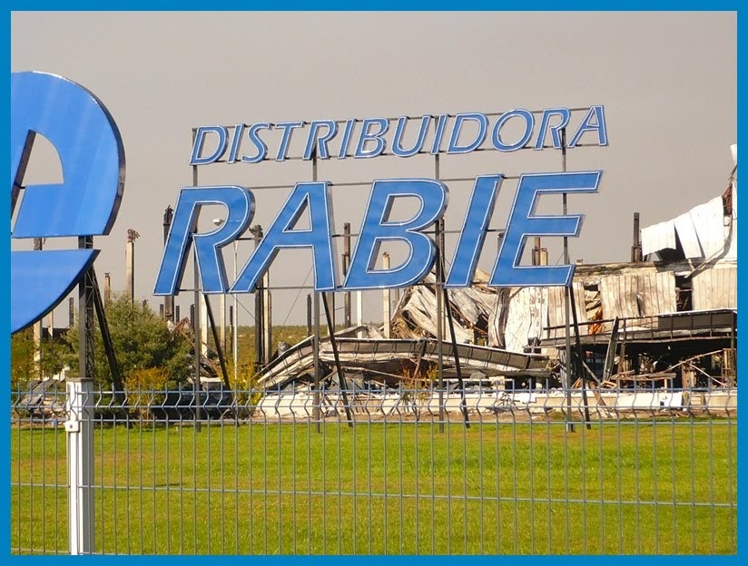 LO QUE QUEDA DE LA DISTRIBUIDORA RABIE EN LA RUTA 5 FRENTE A RUCAPEQUEN.