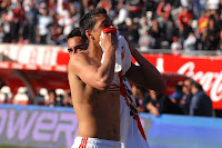 Rogelio Funes Mori besa la camiseta de River Plate