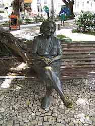 Estátua da escritora Rachel de Queiroz em Fortaleza na Praça General Tibúrcio
